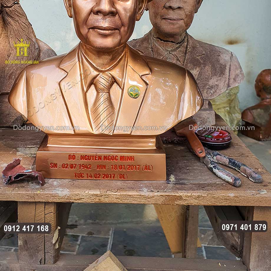 Phần ch&acirc;n đế được khắc t&ecirc;n, ng&agrave;y sinh v&agrave; ng&agrave;y mất của chủ nh&acirc;n bức tượng